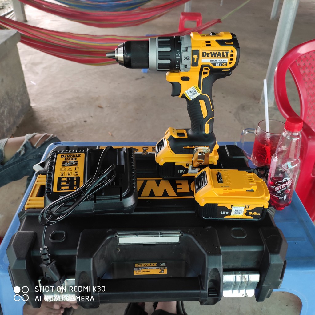 Máy khoan, vặn vít động lực dùng pin 18V DEWALT DCD796M1