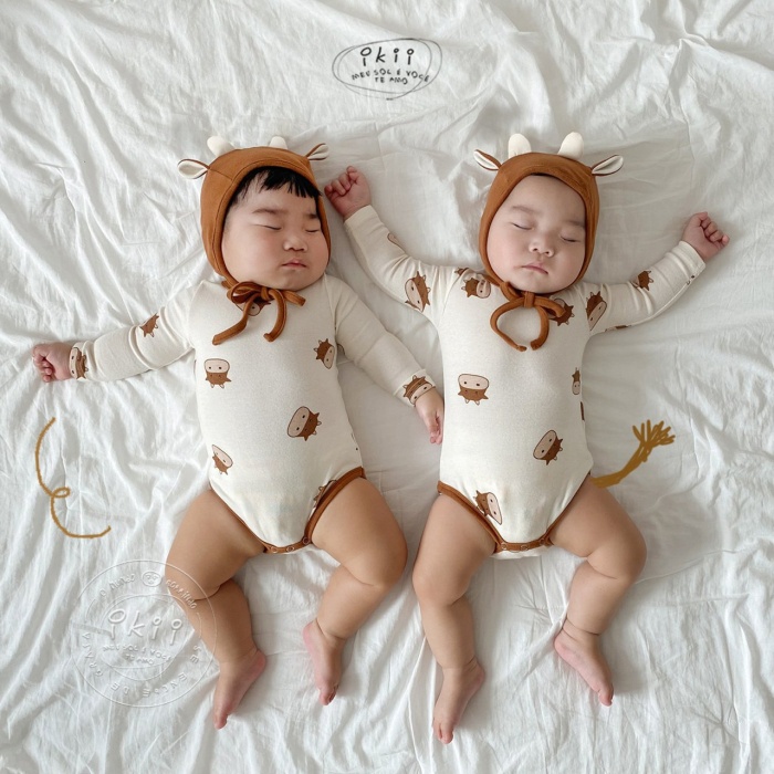 Set áo liền quần dài tay vải cotton họa tiết bò sữa dễ thương kèm mũ thời trang thu đông cho trẻ sơ sinh