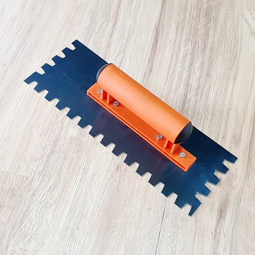 Bay Thép Chữ Nhật 30x11cm Rãnh 3 Cạnh Tạo Răng Cưa Lớn 1x1cm Cán Nhựa Bắt Vít Thi Công Xây Dựng Chuyên Dụng