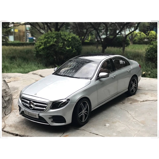 Mô hình xe Mercedes Ben E300 màu bạc tỉ lệ 1:18