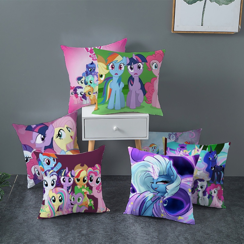 1 áo gối kích thước 45x45cm với họa tiết hình con ngựa nhỏ và chữ My Little Pony