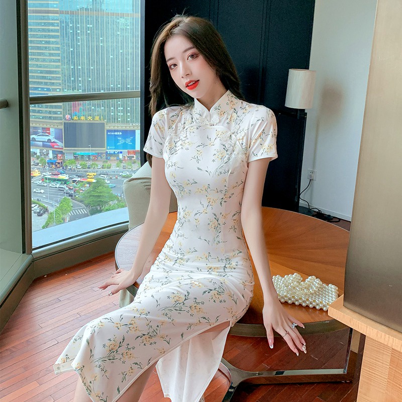 Sườn xám hoa nhí xẻ tà Phong cách retro nhẹ nhàng