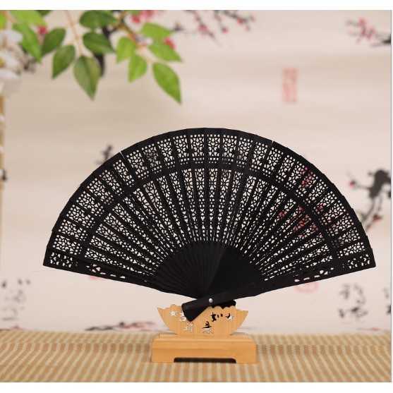 Quạt gỗ đàn hương dùng để trang trí oản, trang trí ngày tết và làm đạo cụ chụp ảnh