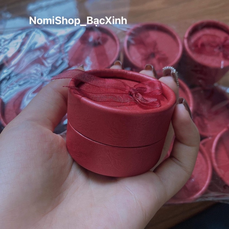 Hộp đựng nhẫn thắt nơ dáng tròn màu đỏ bắt mắt làm hộp tặng quà hết ý Mainomi Shop Bạc Xinh