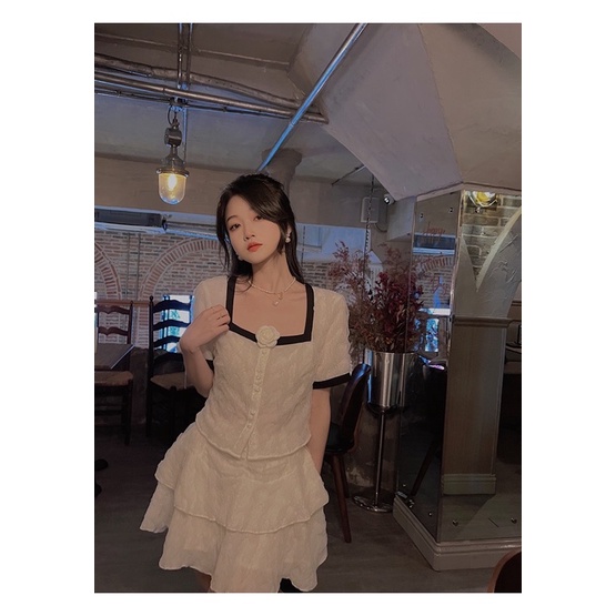 SET ÁO VIỀN ĐEN GẮN HOA TRẮNG NÚT + CHÂN VÁY TẦNG