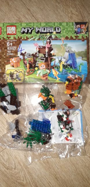 Lắp ráp 1 hộp LegoMineCraff MyWord 63027 có nhiều chi tiết bằng nhựa ABS