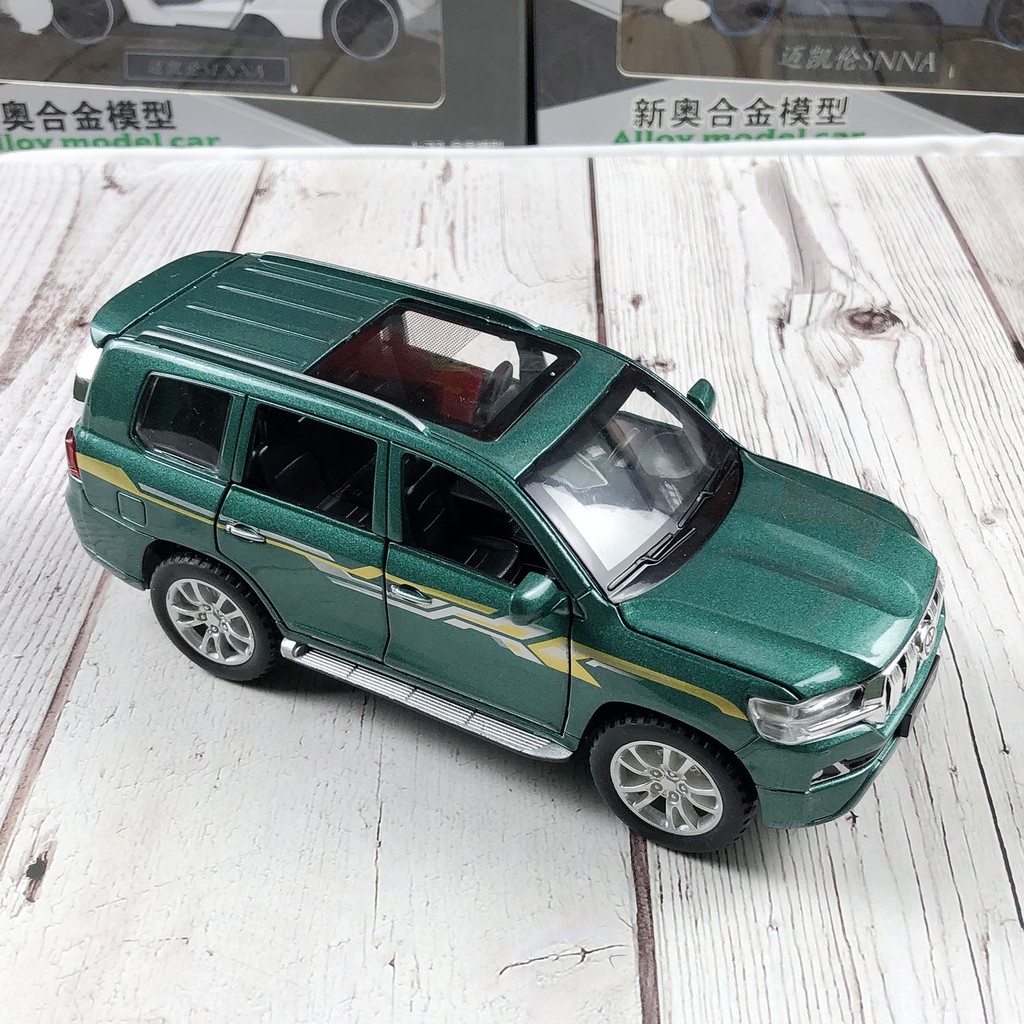 Xe mô hình tỉ lệ 1:32 Toyota Land Cruiser Prado hãng Chezhi màu Đỏ, Xanh bộ đội