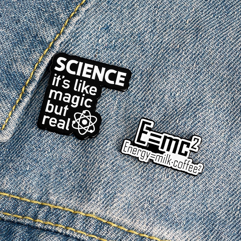 Giải thích vui nhộn 'E = mc2' Men Pins Khoa học giống như ma thuật nhưng cụm từ thật Trâm cài Huy hiệu cho nhà nghiên cứu