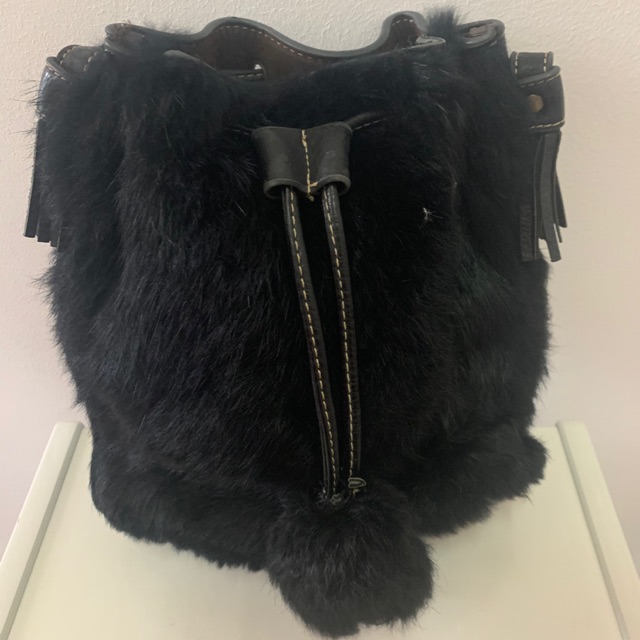 Túi bucket lông đen