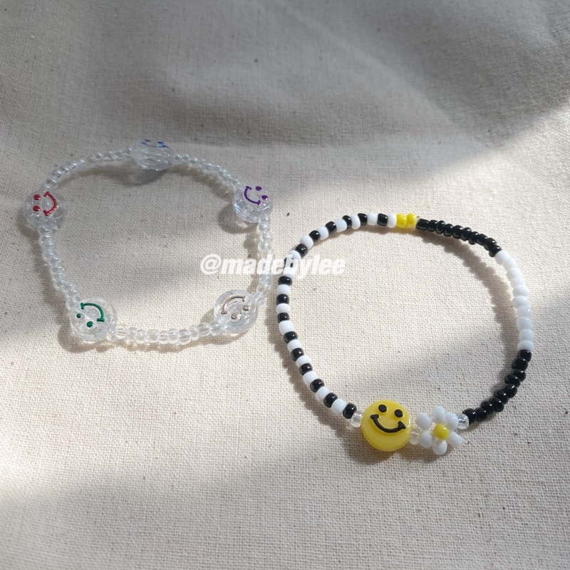 Vòng tay hạt cườm trắng đen mặt cười vàng hoa Daisy Vòng tay mặt cười trong MADEBYLEE