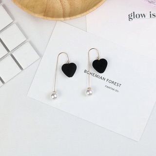 Khuyên dài trái tim đen hạt trai