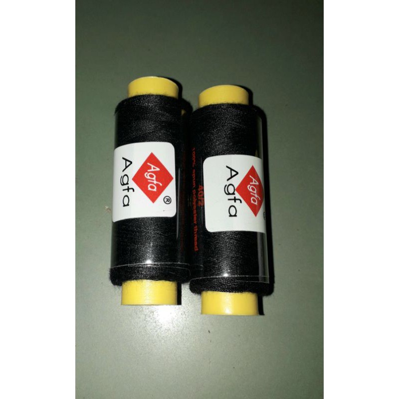 Hai cuộn chỉ màu trắng hoặc đen dùng may vá loại nhỏ