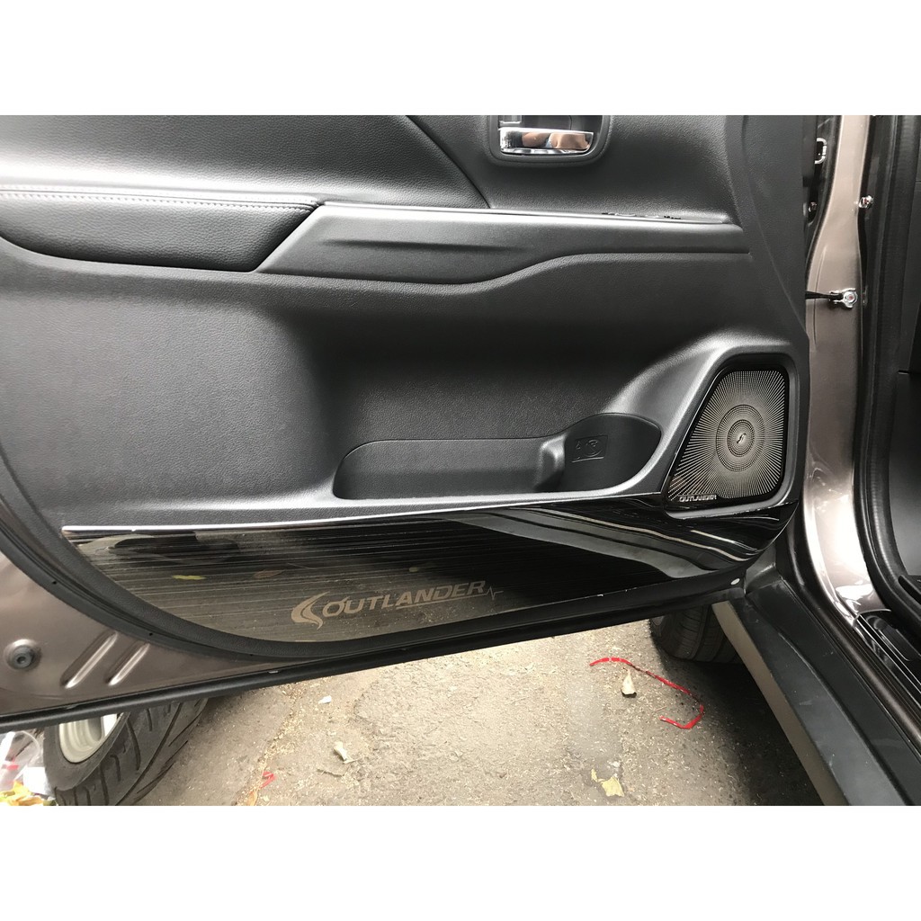 Ốp Tapli, màng loa Cánh Cửa Xe Mitsubishi outlander 2018-2020, chất liệu TiTan Cao Cấp