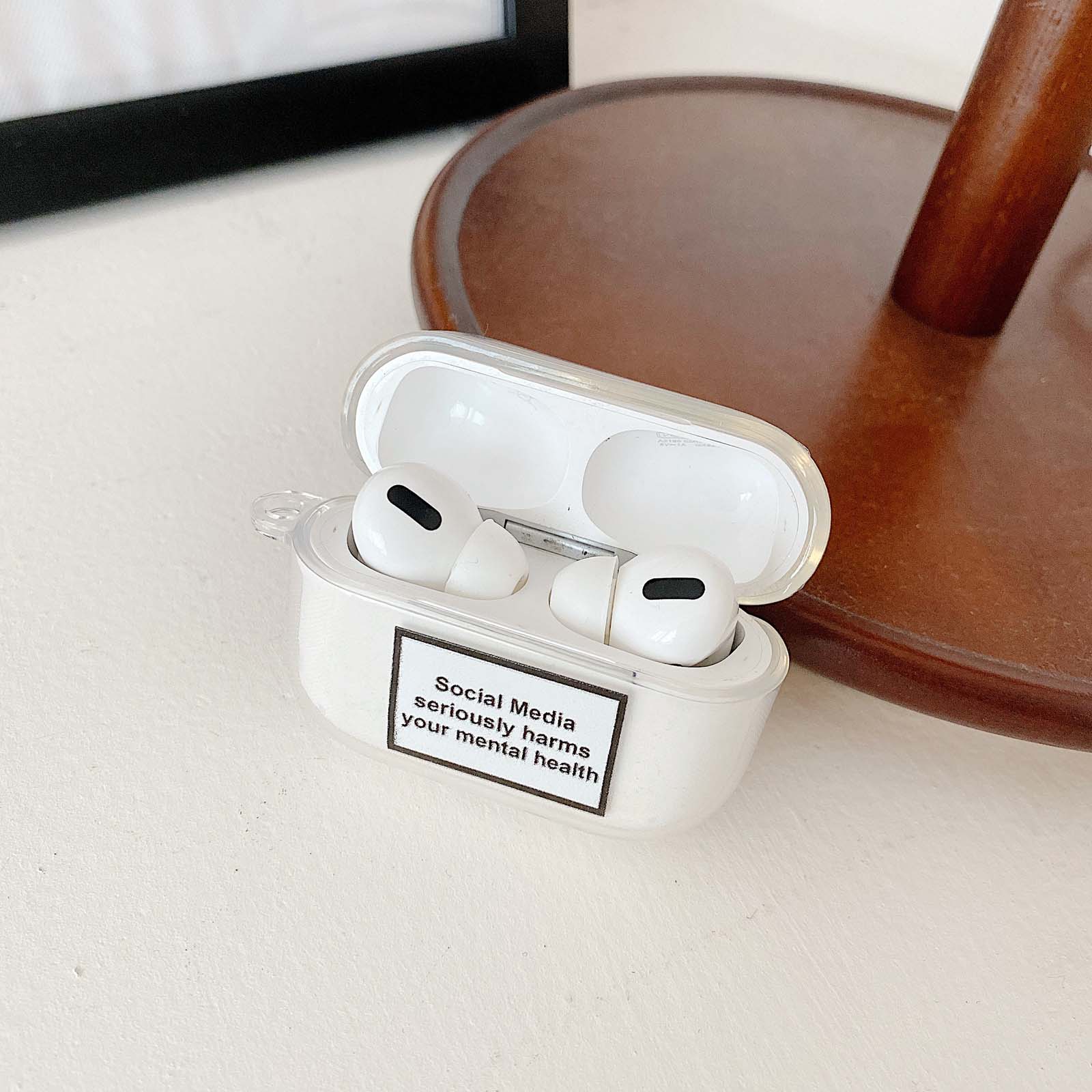 Hộp đựng tai nghe bluetooth bằng nhựa trong suốt họa tiết ký tự cho Apple Airpods 2 | BigBuy360 - bigbuy360.vn