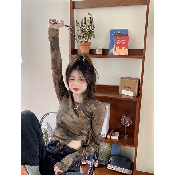 Áo thun dài tay họ tiết camo màu nâu khoét eo xẻ tà dây rút croptop