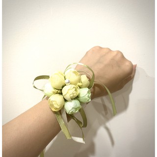 VÒNG HOA ĐEO TAY ĐÁM CƯỚI CHO PHÙ DÂU - KIỂU BÔNG NHÍ