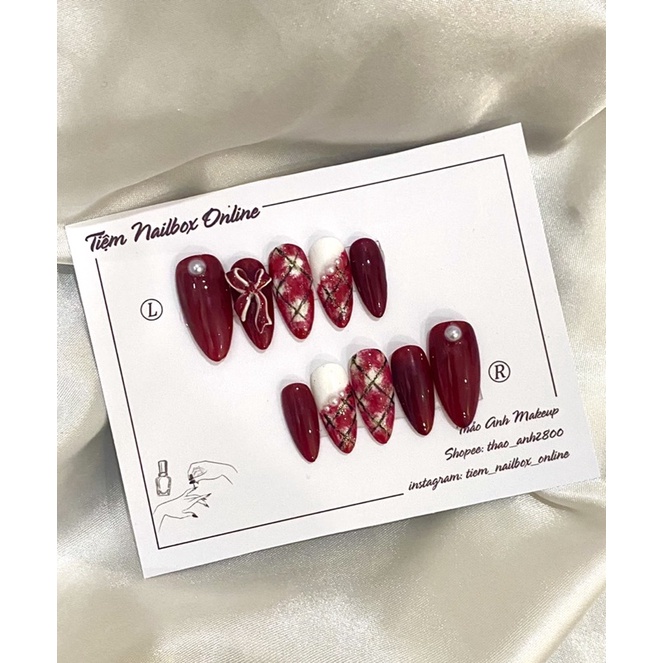 Nailbox thiết kế kẻ dạ - đỏ bầm sáng da tay