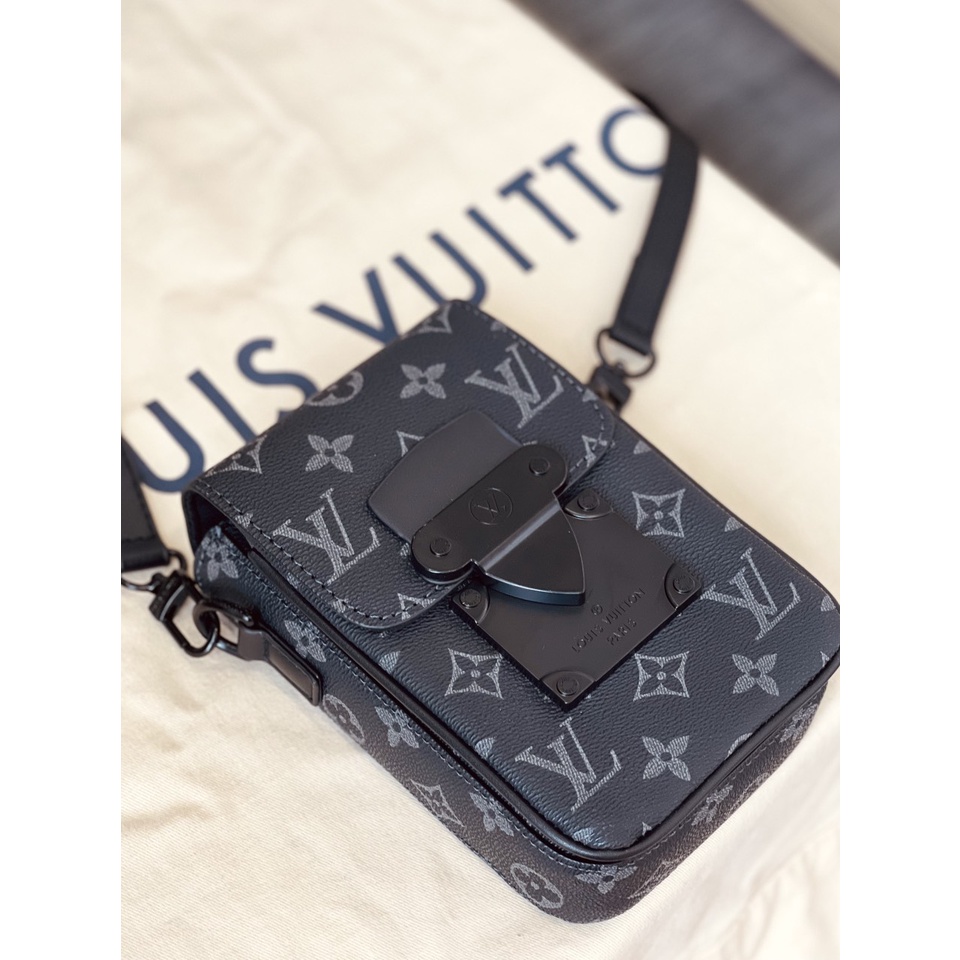 L.V phone pouch bag super Kích thước : 12 x 18 cm Màu sắc: 2 màu