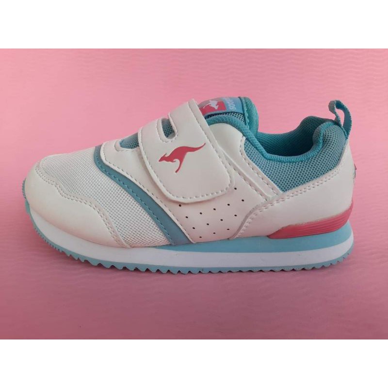 Giày xuất cho bé