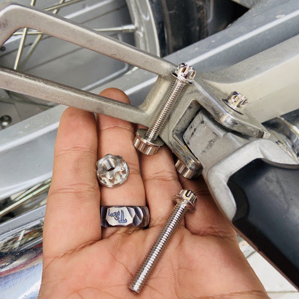 ( SÀ LÁ YA ) COMBO 2 ỐC GÁC CHÂN DUCATI SAU KÈM 2 ỐC GẮN CÁC DÒNG XE ( HONDA 6LY-YAMAHA 8LY )