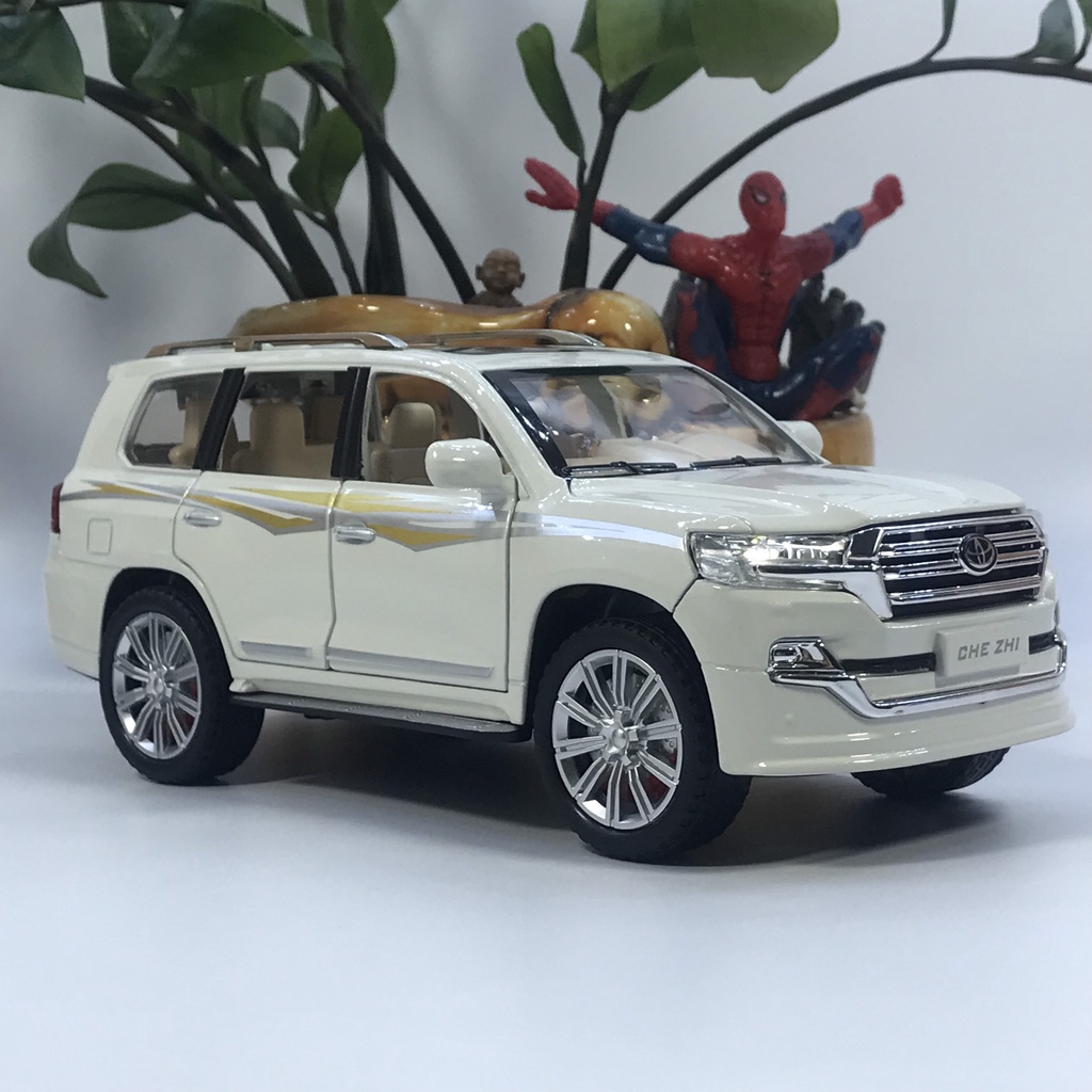 Mô hình xe ô tô Toyota Land Cruiser V8 tỷ lệ 1:24 bằng kim loại - chiếc xe của chủ tịch