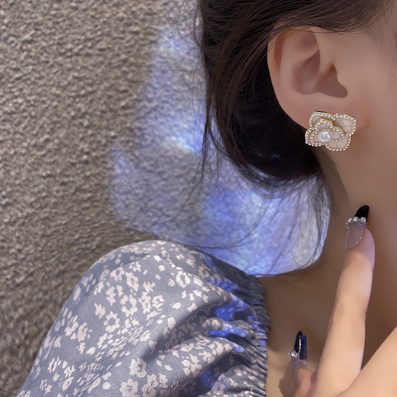 Khuyên Tai Hình Hoa Trà Đính Ngọc Trai Thời Trang Thanh Lịch Cho Nữ