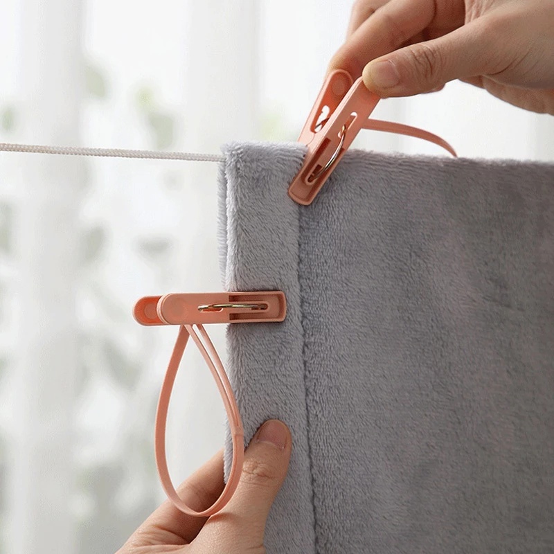 Móc Treo Quần Áo Bằng Nhựa Đa Năng Màu Sắc Ngẫu Nhiên Kèm Kẹp Tiện Dụng