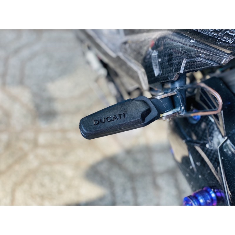 Gác chân Ducati cho xe Honda và Yamaha
