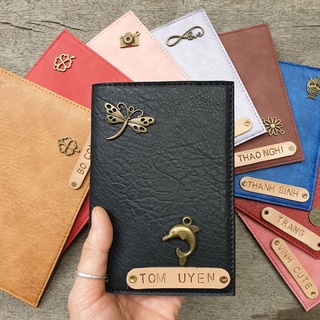Ví đựng hộ chiếu, passport gắn 2 charm (phù điêu)