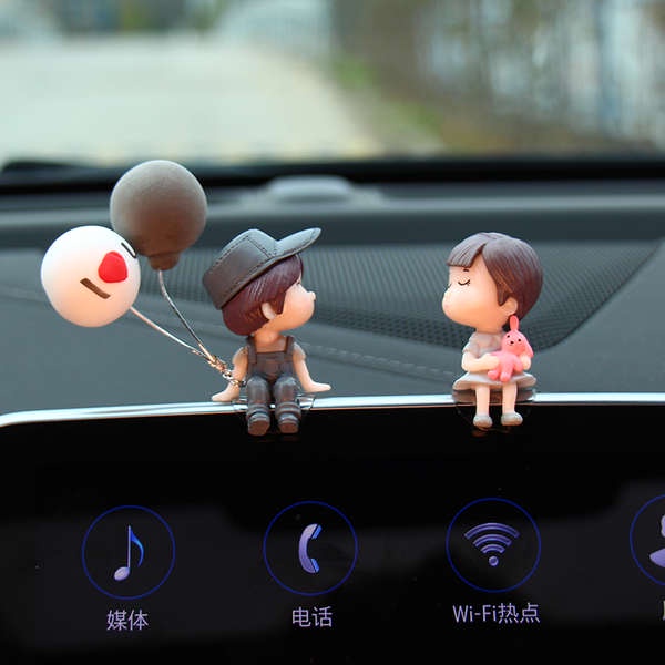 Gửi đồ dùng trang trí xe ô tô trong xe ô tô sang trọng trong tủ điều khiển sáng tạo của cô gái