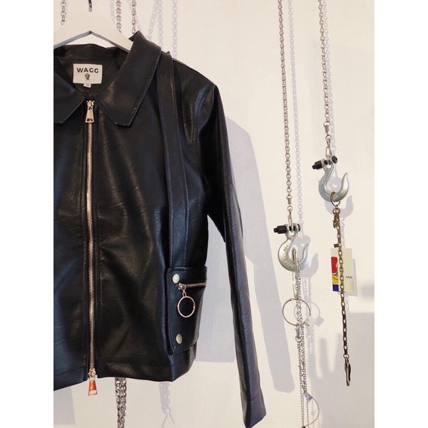 Áo khoác da dây đai trong bộ sưu tập thu đông 2021 WAGG
