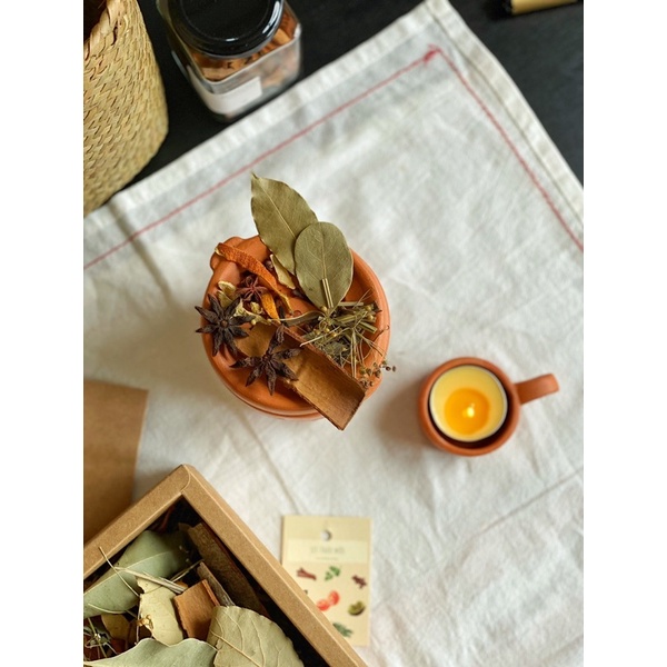 BẾP XÔNG THẢO MỘC - Kèm đĩa nến đất nung
