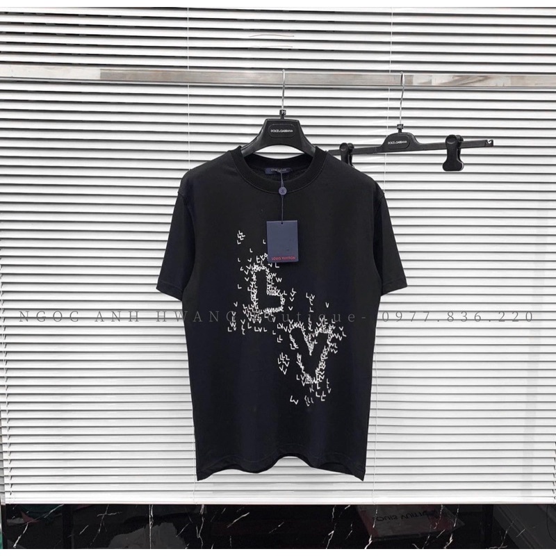 Áo phông V L nhiều chữ nhỏ TTA688