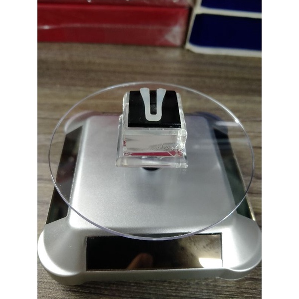 Đế trưng nhẫn bằng mica