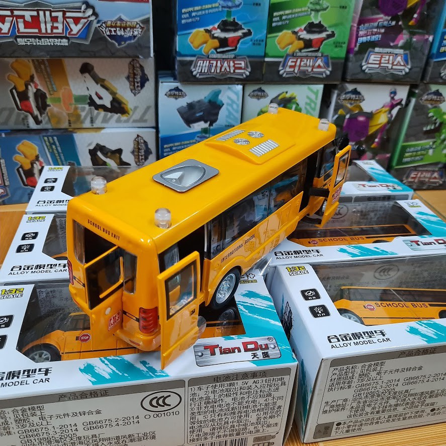 Ô tô School Bus tỉ lệ 1:32 xe ô tô đồ chơi trẻ em bằng sắt mở các cửa có đèn và âm thanh