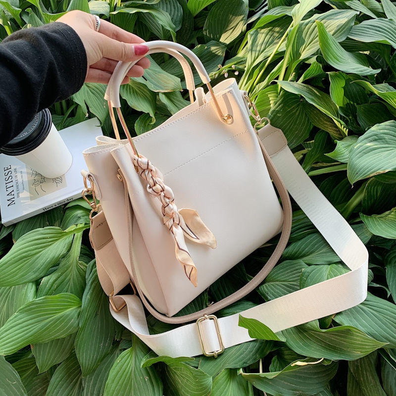 Túi đeo chéo IELGY hình xô bằng da PU phối lụa thiết kế đơn giản thời trang dễ phối đồ