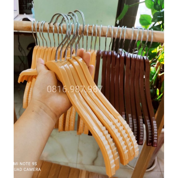 Móc treo quần áo nhựa trẻ em có đệm nhựa chống tuột - màu vàng, màu nâu kích thước 34cm, mắc bền đẹp phù hợp cho shop
