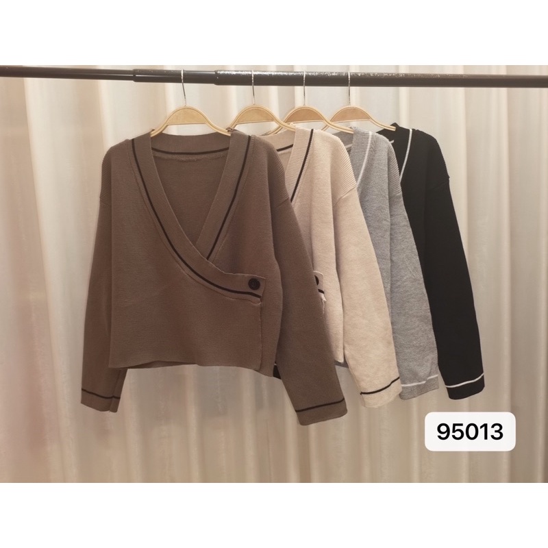 [HÀNG SẴN]ÁO LEN CROPTOP CỔ CHỮ Y ĐÍNH CÚC hàng Quảng Châu siêu xinh