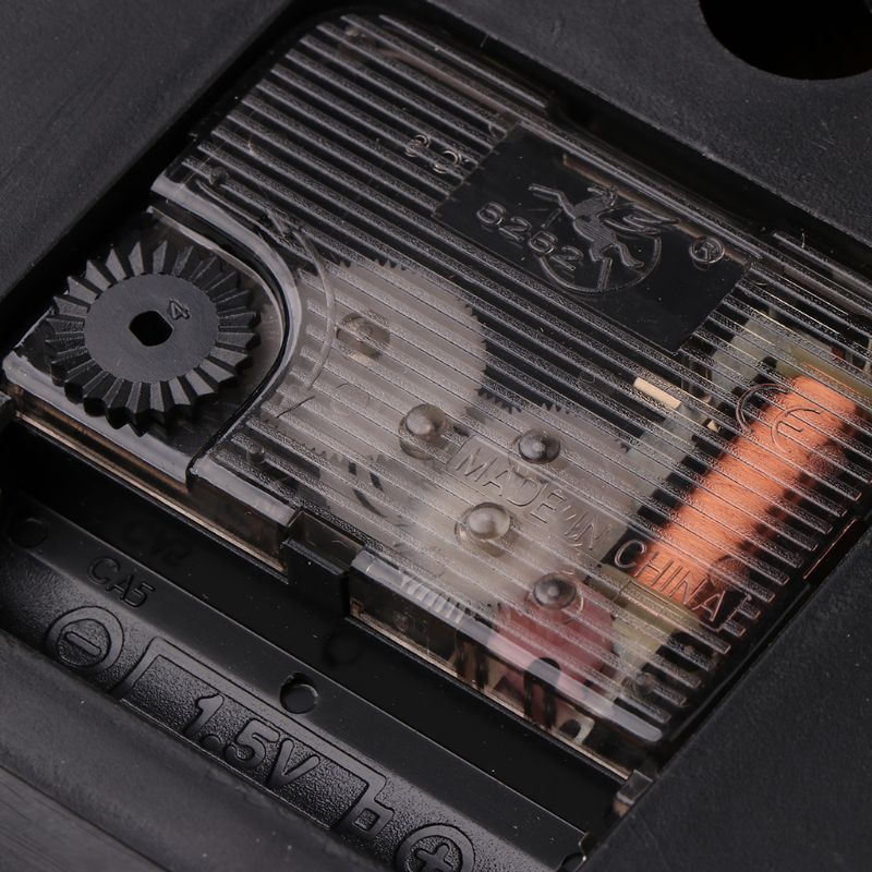 Đồng hồ treo tường kiểu dáng cổ điển xinh xắn