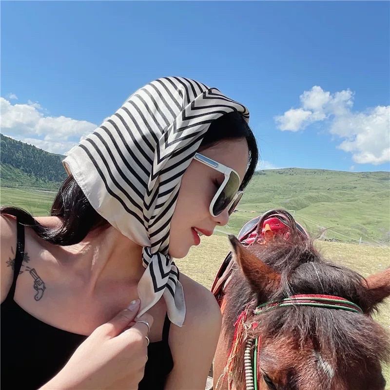 Khăn choàng cổ lụa màu kem thanh lịch size 70x70cm