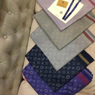 Khăn LV full box 350k đủ bill thẻ.