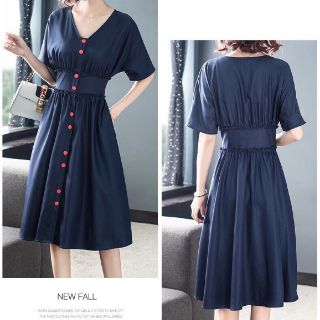 Đầm Xòe Nút Đỏ Nhúng Eo.