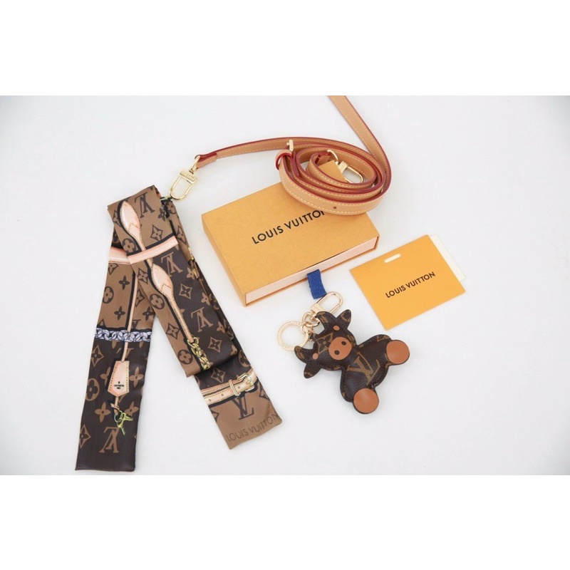 Túi LV mini và móc trâu