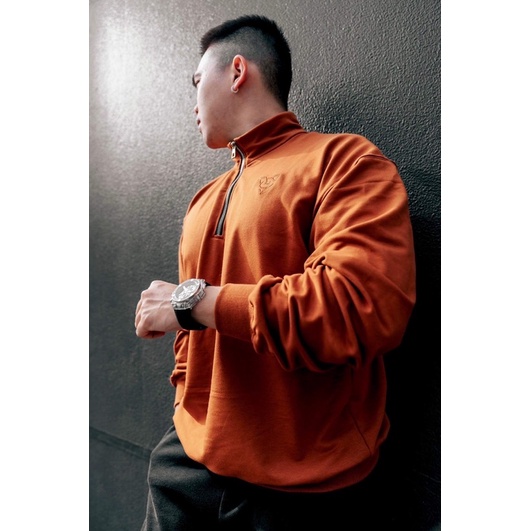 áo UC Brown Sweater nỉ da cá màu nâu, khoá zip. Thoáng mát, tôn form khi mặc.