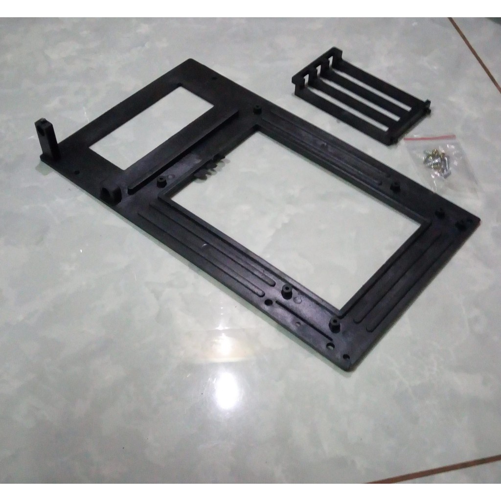 Đế bắt main bằng nhựa thích hợp cho phòng net