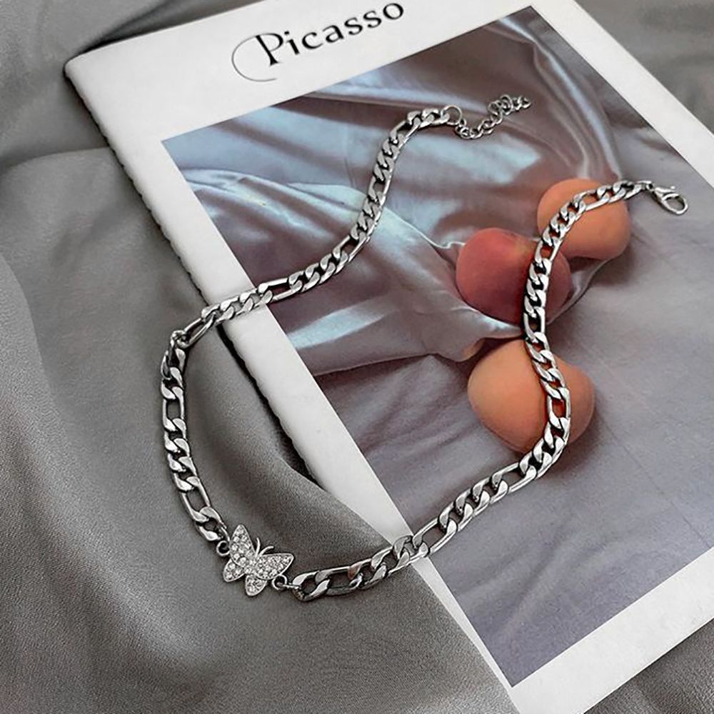 Vòng cổ choker mặt hình bướm bằng kim loại đính ngọc trai phong cách gothic thời trang cho nữ