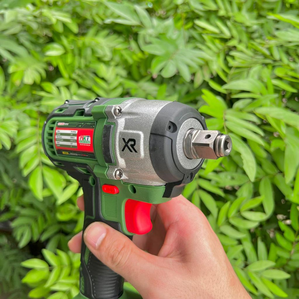 Máy siết bulong pin AKUZA B350Pro Lực Siết 350N/m 2 Pin 10 Cell không chổi than. ...