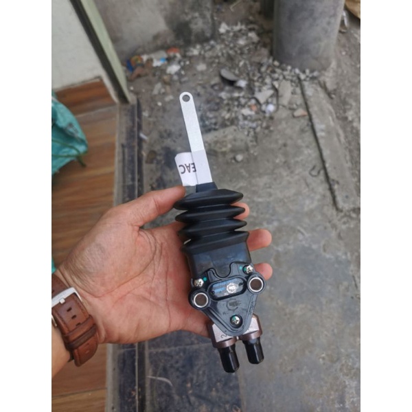 Van chỉnh hơi bóng hơi cabin xe tải, van chia hơi bóng hơi.