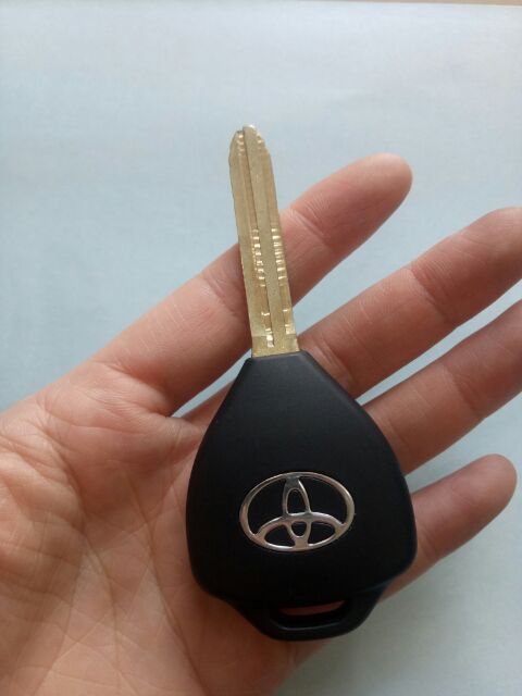 Vỏ chìa khoá xe Toyota Camry 4 nút, Carolla tặng kèm pin