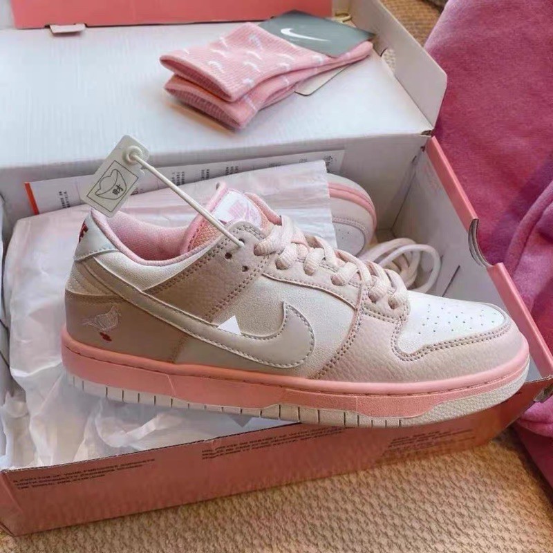 Giày thể thao nữ màu hồng cá tính